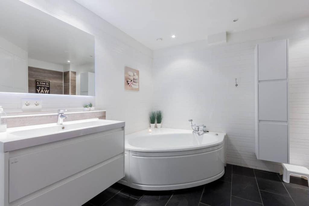 Superb Central Location, No Car Needed - Spacious Akureyri Eksteriør bilde